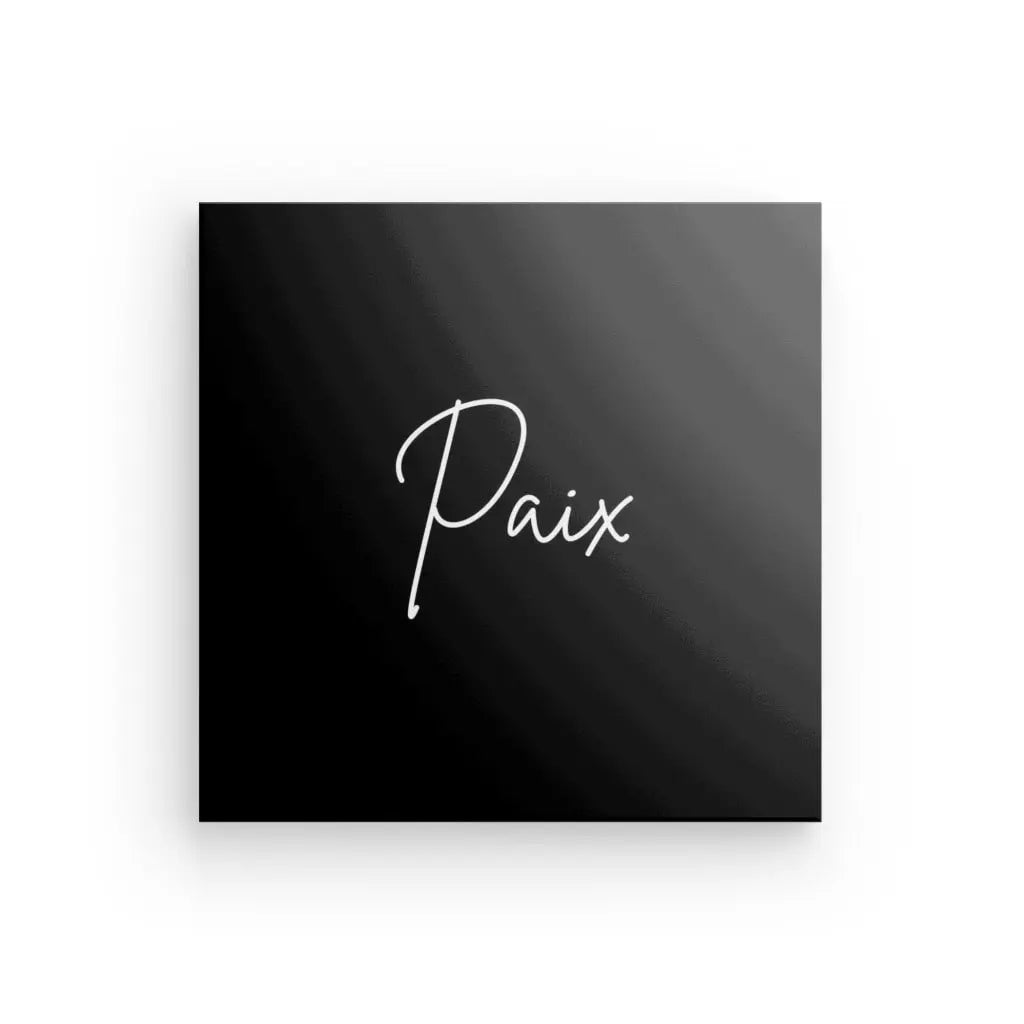 Un Tableau Minimaliste « Paix » Noir et Blanc présente un carré noir avec le mot « Paix » élégamment écrit en texte blanc cursif en son centre. Le fond présente un subtil effet dégradé, créant une atmosphère zen et une esthétique noir et blanc saisissante.