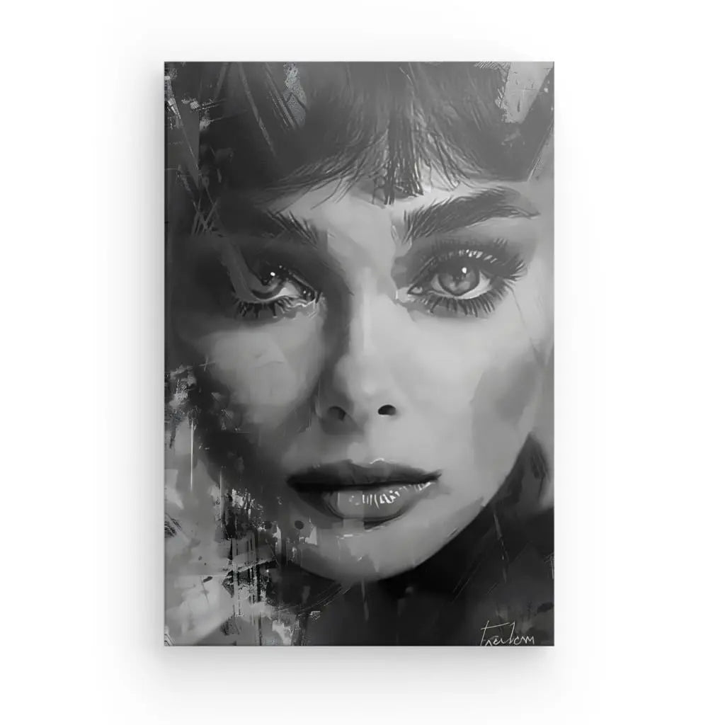 Une peinture en noir et blanc intitulée "Tableau Portrait Peinture Audrey Hepburn Noir et Blanc" présentant une vue rapprochée d'un visage de femme avec des yeux intenses, une frange et des lèvres entrouvertes. Cette œuvre d'art présente des éléments tachés et texturés savamment mélangés, rappelant un portrait sur toile de haute qualité d'Audrey Hepburn.