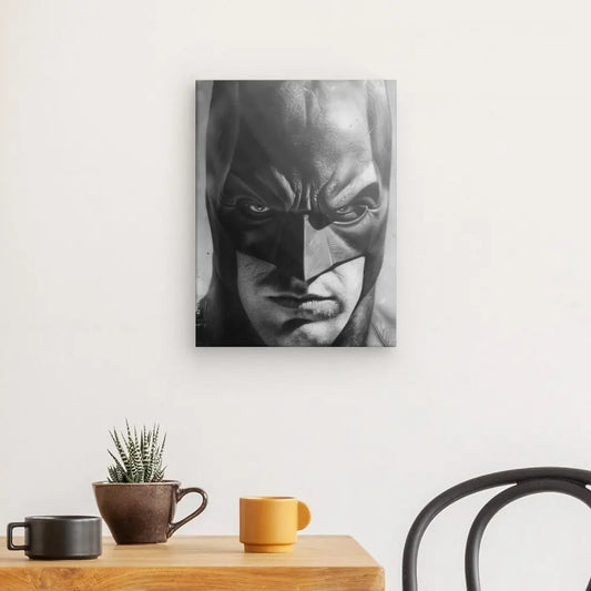 Graphique en noir et blanc du Tableau Portrait Batman Héro Masqué Noir et Blanc sur le mur au-dessus d'une table en bois avec deux tasses et une petite plante en pot.