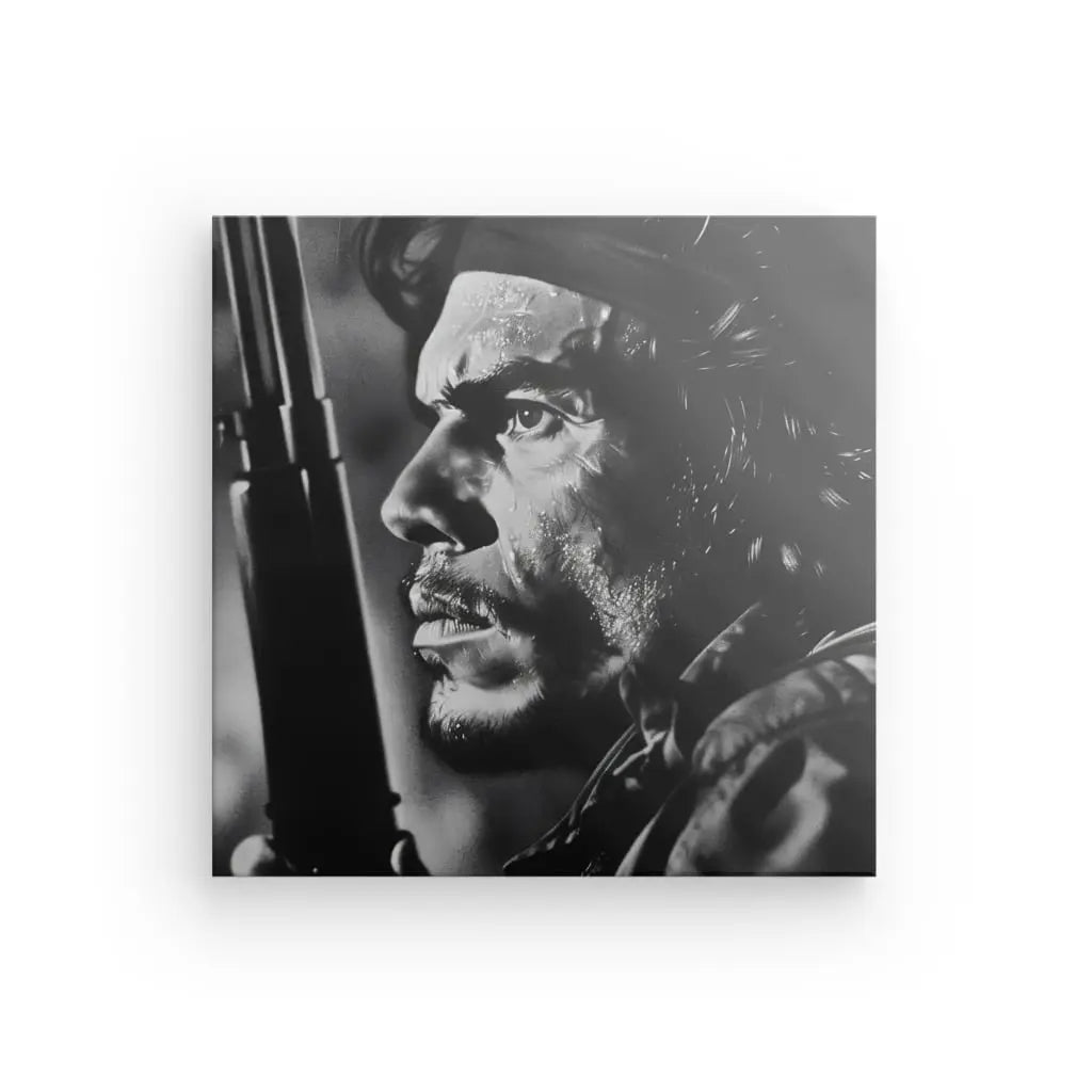 Une image en noir et blanc d'une personne à l'expression intense, tenant un fusil et portant un bandeau se détache sur un fond indistinct qui évoque l'essence du « Tableau Che Guevara Noir et Blanc » peint sur toile de haute qualité.