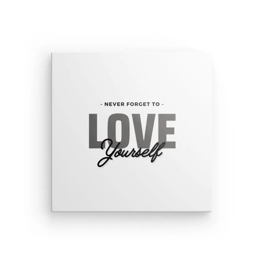 Une carte carrée blanche comportant l'expression « Never Forget To Love Yourself » en texte noir et blanc, qui rappelle le Tableau Love Yourself Noir et Blanc célébrant l'amour de soi.