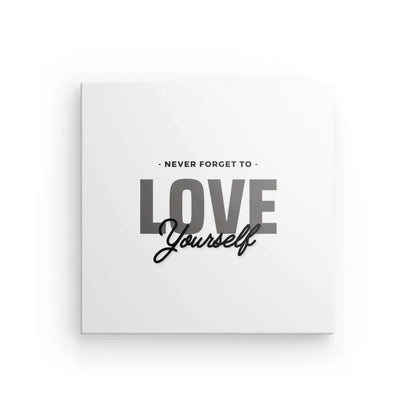 Une carte carrée blanche comportant l'expression « Never Forget To Love Yourself » en texte noir et blanc, qui rappelle le Tableau Love Yourself Noir et Blanc célébrant l'amour de soi.