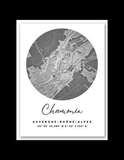 Le "Tableau Carte Ville Chamonix Noir et Blanc" est une carte circulaire de Chamonix, Auvergne-Rhône-Alpes, comportant les coordonnées 45° 55' 25.309" N et 6° 52' 9.959" E indiquées sous l'œuvre d'art.