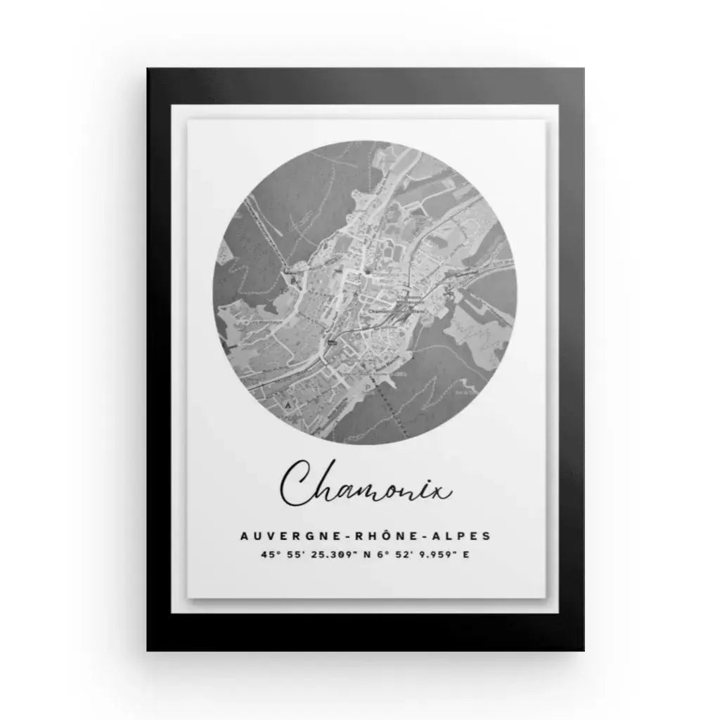 Faites l'expérience de l'élégance avec le Tableau Carte Ville Chamonix Noir et Blanc, représentant les coordonnées 45°55'25.39"N, 6°52'9.95"E en Auvergne-Rhône-Alpes, magnifiquement encadré et mis en valeur par une bordure noire sophistiquée - une œuvre exquise d 'art parfait pour n'importe quel décor.