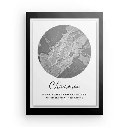 Faites l'expérience de l'élégance avec le Tableau Carte Ville Chamonix Noir et Blanc, représentant les coordonnées 45°55'25.39"N, 6°52'9.95"E en Auvergne-Rhône-Alpes, magnifiquement encadré et mis en valeur par une bordure noire sophistiquée - une œuvre exquise d 'art parfait pour n'importe quel décor.