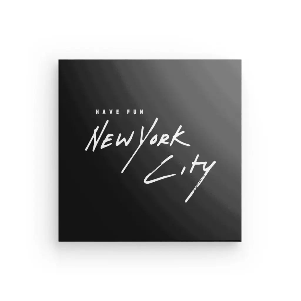 Description du produit : Le Tableau New York Ecriture Noir et Blanc présente un panneau carré noir avec le texte « HAVE FUN New York City » écrit en écriture manuscrite blanche et stylisée. Ces impressionnants tableaux noir et blanc sont parfaits pour ajouter une touche artistique moderne à n'importe quel espace.