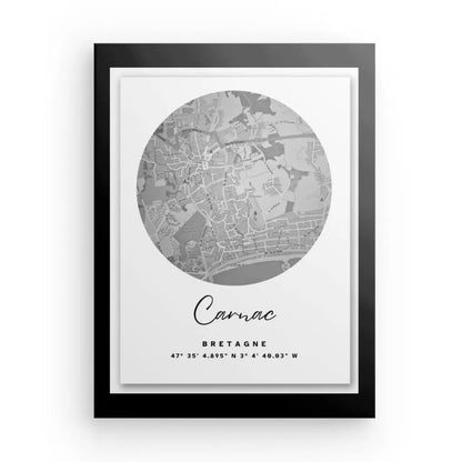 Affiche encadrée en noir et blanc Tableau Carte Ville Carnac Noir et Blanc de Carnac, Bretagne, affichant les coordonnées 47° 35' 4.895" N 3° 4' 40.03" W, comportant une carte dans une limite circulaire — une élégante pièce de décoration intérieure.