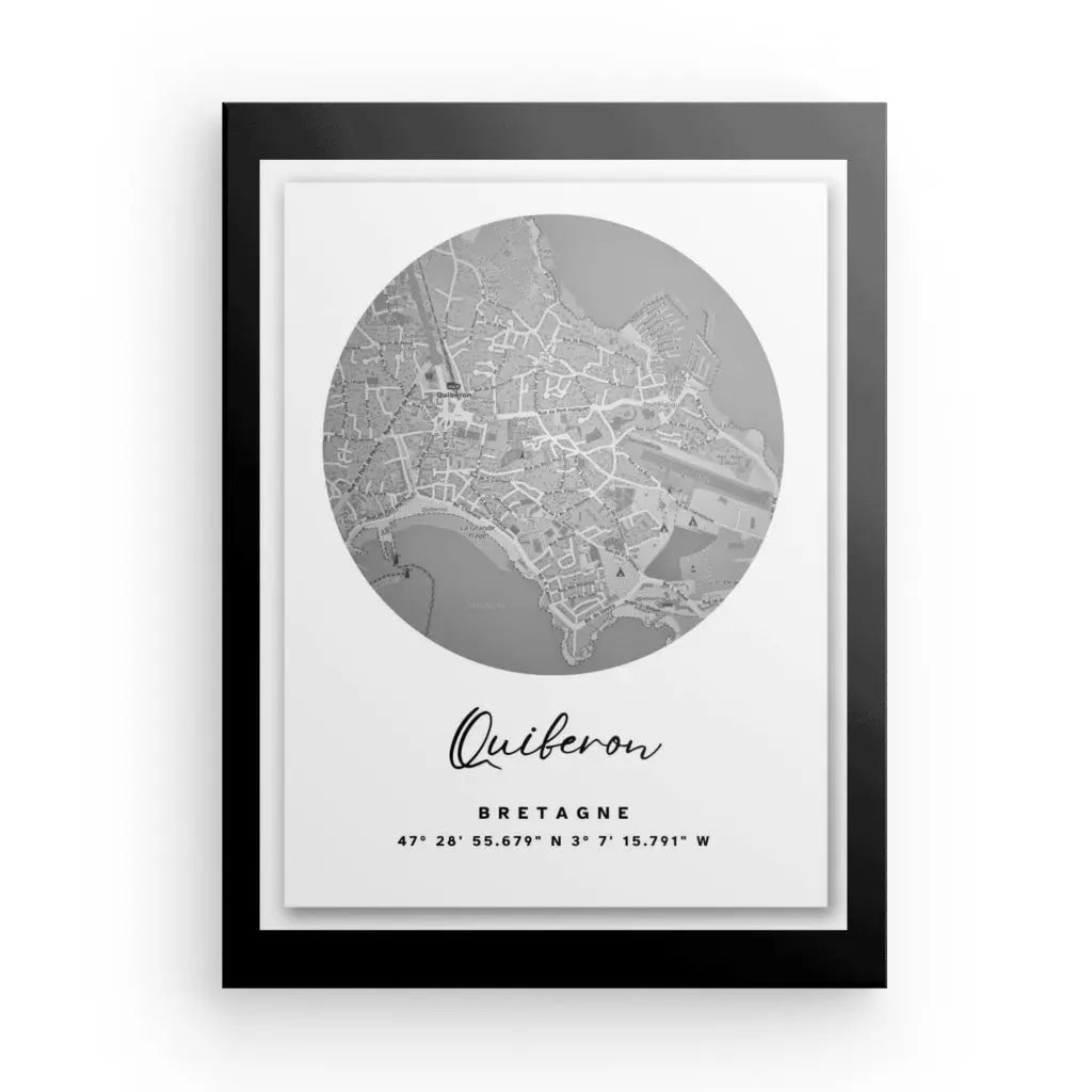 Une carte encadrée Tableau Ville Quiberon Noir et Blanc de Quiberon, Bretagne, affichant les coordonnées 47° 28' 55.679" N 3° 7' 15.791" W en dessous — un ajout élégant parfait pour toute décoration intérieure.