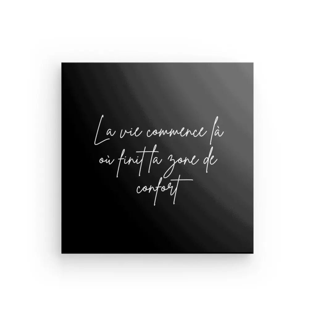 Le Tableau Citation Zone de Confort Noir et Blanc est une toile carrée noire comportant un texte français manuscrit blanc qui dit : « La vie commence là où finit ta zone de confort », ce qui se traduit par « La vie commence là où se termine votre zone de confort ». Cette pièce sert de rappel quotidien pour sortir et vivre de nouvelles expériences.