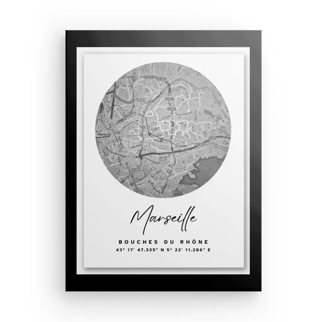 Le Tableau Carte Ville Marseille Noir et Blanc présente une carte stylisée de Marseille, France, affichée en noir et blanc époustouflant, avec des coordonnées géographiques en bas. Le mot « Marseille » est élégamment écrit en style script, faisant de cette impression encadrée une œuvre d'art exquise.