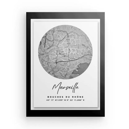 Le Tableau Carte Ville Marseille Noir et Blanc présente une carte stylisée de Marseille, France, affichée en noir et blanc époustouflant, avec des coordonnées géographiques en bas. Le mot « Marseille » est élégamment écrit en style script, faisant de cette impression encadrée une œuvre d'art exquise.