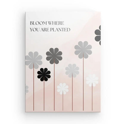 Une citation du tableau intitulée « BLOOM WHERE YOU ARE PLANTED » dans le coin supérieur gauche, mettant en valeur un motif Floraison Fleur Noir Blanc Rose de fleurs noires, grises et blanches sur des tiges minces en bas – une touche idéale pour votre décoration intérieure.