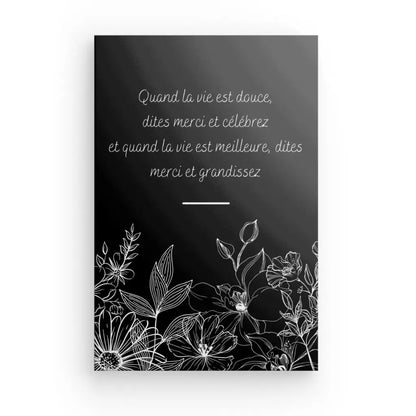 Tableau noir et blanc avec citation sur gratitude et fleurs.