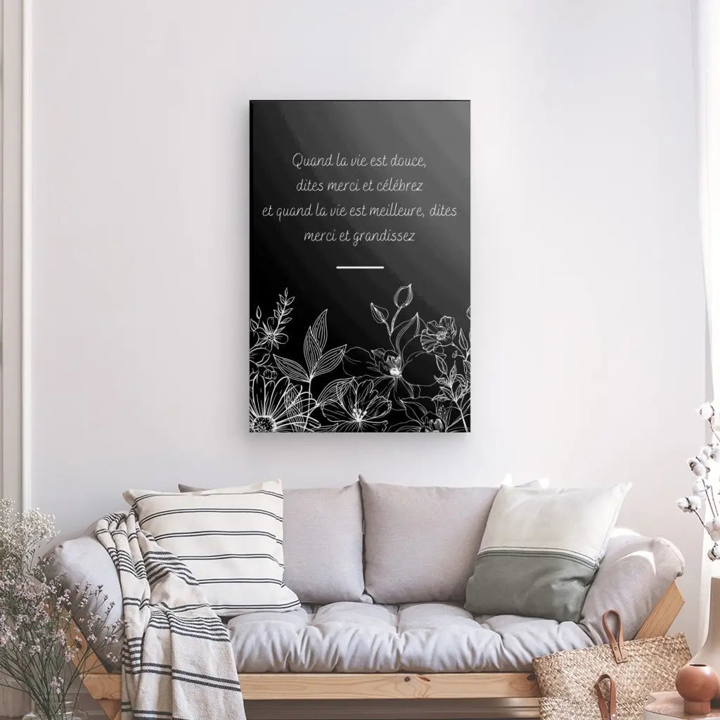 Tableau noir et blanc avec citation sur gratitude et fleurs.