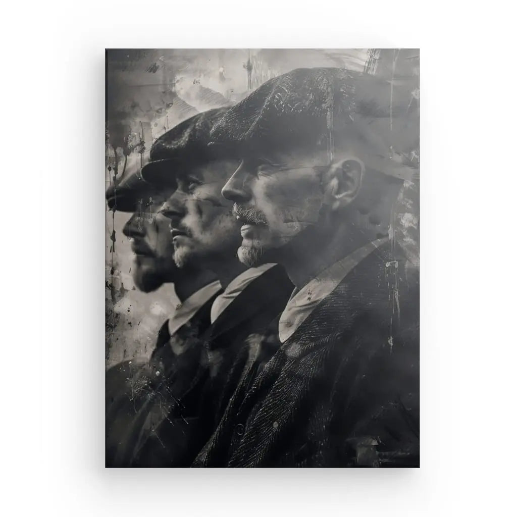 Photographie en noir et blanc de trois hommes de profil, portant des casquettes plates et des costumes, aux expressions sérieuses. L’image présente une superposition de rayures et de taches pour un effet vintage et vieilli. Parfait pour les fans de Peaky Blinders ou comme tableau saisissant Peaky Blinders Noir et Blanc pour votre décoration intérieure.