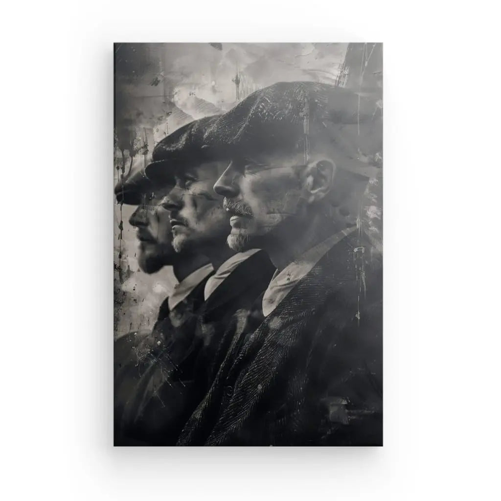 Trois hommes de profil portant des casquettes plates et des costumes sombres, alignés sur un fond texturé et monochrome, rappelant Peaky Blinders. Ce Tableau Peaky Blinders Noir et Blanc ajoute une touche de décoration intérieure sophistiquée à n'importe quel espace.