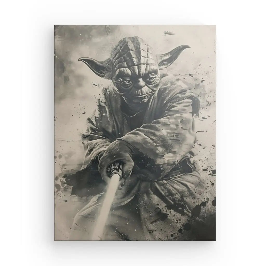 Illustration monochromatique d'un personnage cagoulé tenant une épée lumineuse, avec des oreilles pointues et un visage ridé rappelant Yoda de Star Wars. Le fond Tableau Yoda Star Wars Noir et Blanc est abstrait avec des touches de noir et blanc. Parfait pour une décoration intérieure unique.