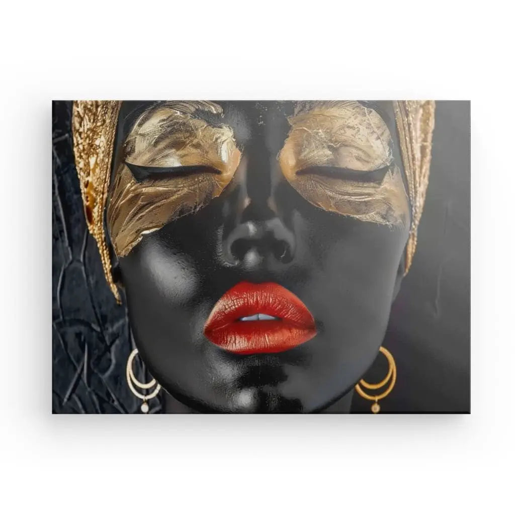 Gros plan d'une personne avec de la peinture noire sur le visage, des accents dorés sur les paupières et un rouge à lèvres rouge vif. Ils portent un casque en or et des boucles d'oreilles en or, ressemblant à un Tableau Femme Portrait Moderne Dorée Rouge Noir vivant.