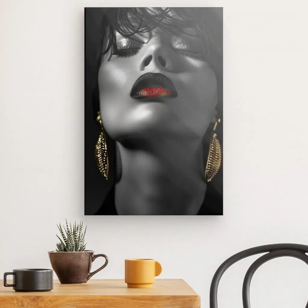 Portrait en noir et blanc d'une femme fatale avec des lèvres rouge vif et des boucles d'oreilles dorées exposées sur un mur au-dessus d'une table en bois avec deux tasses et une petite plante, maintenant connue sous le nom de Tableau Femme Fatale Boucle d'Oreilles Dorées.