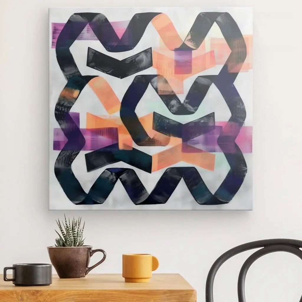 L'art mural abstrait comportant des lignes en zigzag noires entrelacées avec des formes géométriques orange et violettes crée un superbe Tableau Formes Géométriques Noir Blanc Touche de Couleur. Ci-dessous, une table en bois contient une tasse marron, une tasse jaune et une petite plante en pot. Une chaise noire est partiellement visible, incarnant l'art contemporain en décoration intérieure.