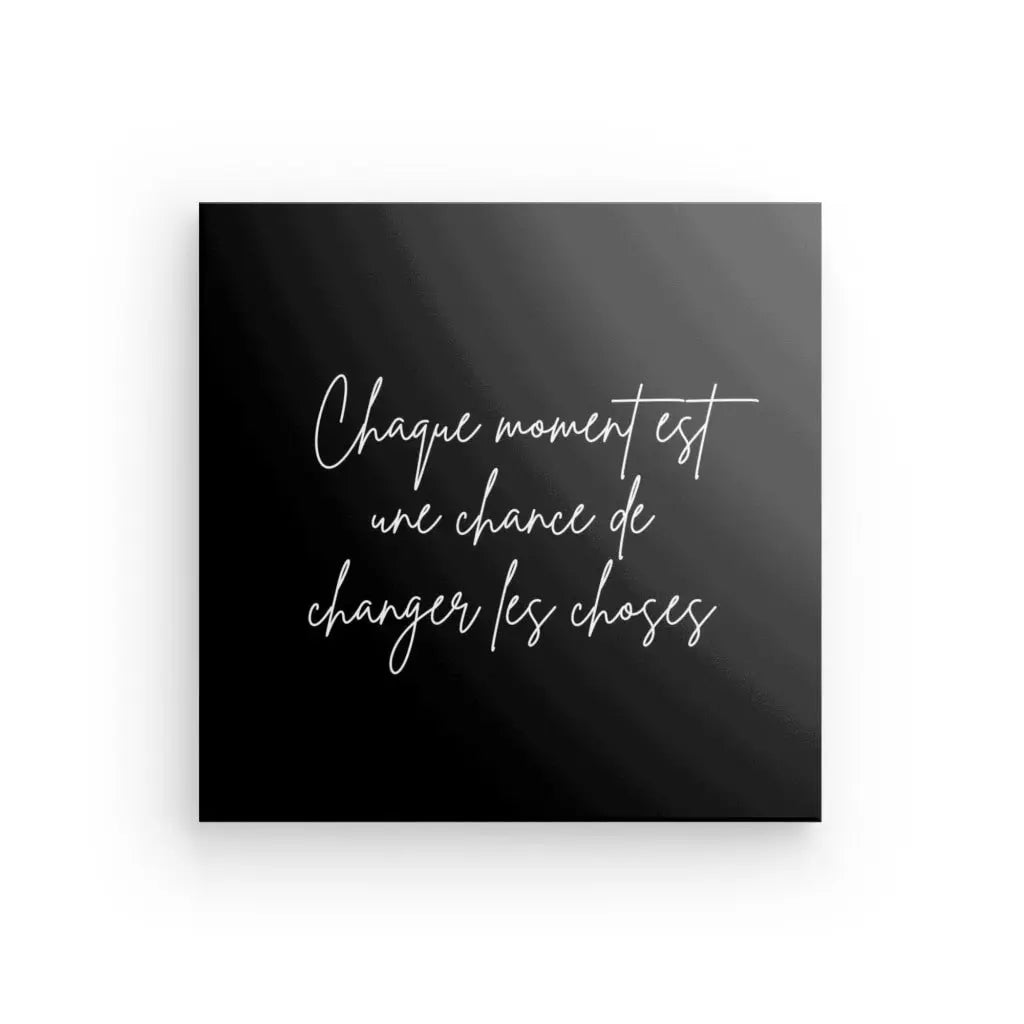 Un Tableau Citation « Chaque moment » Noir et Blanc avec un texte en écriture blanche qui se traduit par « Chaque instant est une chance de changer les choses », ce qui en fait une pièce parfaite de décoration intérieure. Cette citation motivante ajoute de l'inspiration et du style à n'importe quelle pièce.