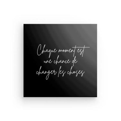 Un Tableau Citation « Chaque moment » Noir et Blanc avec un texte en écriture blanche qui se traduit par « Chaque instant est une chance de changer les choses », ce qui en fait une pièce parfaite de décoration intérieure. Cette citation motivante ajoute de l'inspiration et du style à n'importe quelle pièce.