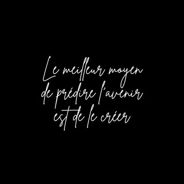 L’image présente une citation motivante en texte cursif blanc sur fond noir : « Le meilleur moyen de prédire l’avenir est de le créer », se traduisant par « La meilleure façon de prédire l’avenir est de le créer ». Ce Tableau Citation "Créer son avenir" Noir et Blanc Minimaliste permet une décoration intérieure élégante.