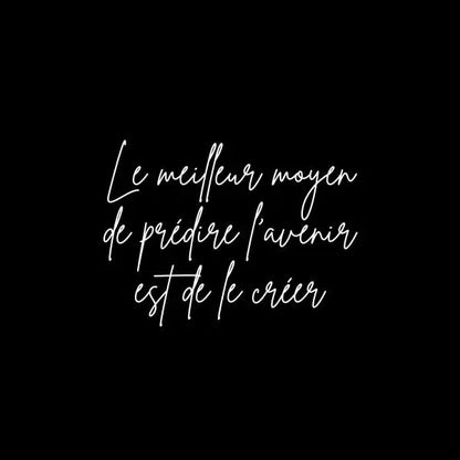 L’image présente une citation motivante en texte cursif blanc sur fond noir : « Le meilleur moyen de prédire l’avenir est de le créer », se traduisant par « La meilleure façon de prédire l’avenir est de le créer ». Ce Tableau Citation "Créer son avenir" Noir et Blanc Minimaliste permet une décoration intérieure élégante.