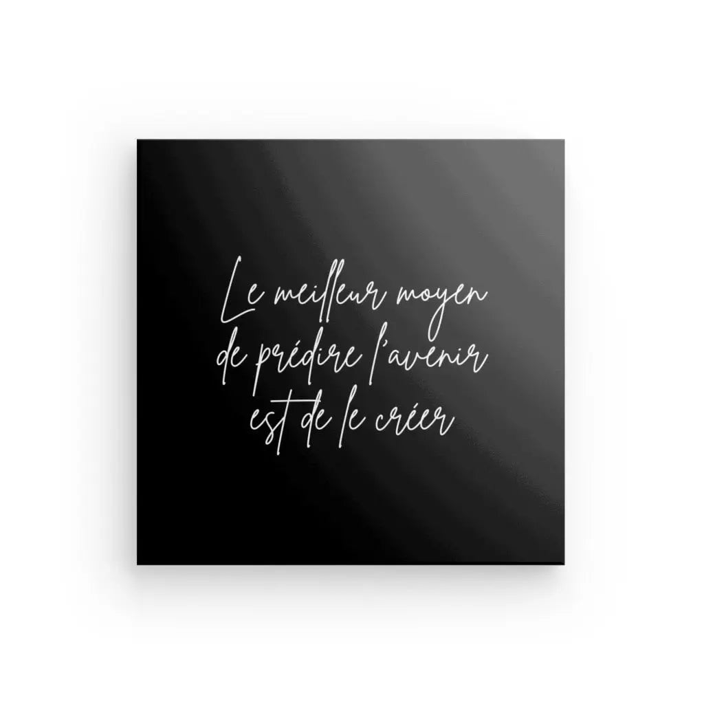 Un Tableau Citation "Créer son avenir" Noir et Blanc Minimaliste avec un texte cursif blanc en français, "Le meilleur moyen de prédire l'avenir est de le créer", sert de superbe pièce de décoration intérieure. Cette citation motivante ajoute de l'élégance et de l'inspiration à n'importe quelle pièce.