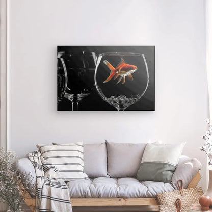 Tableau d'un poisson rouge dans un verre noir et blanc.