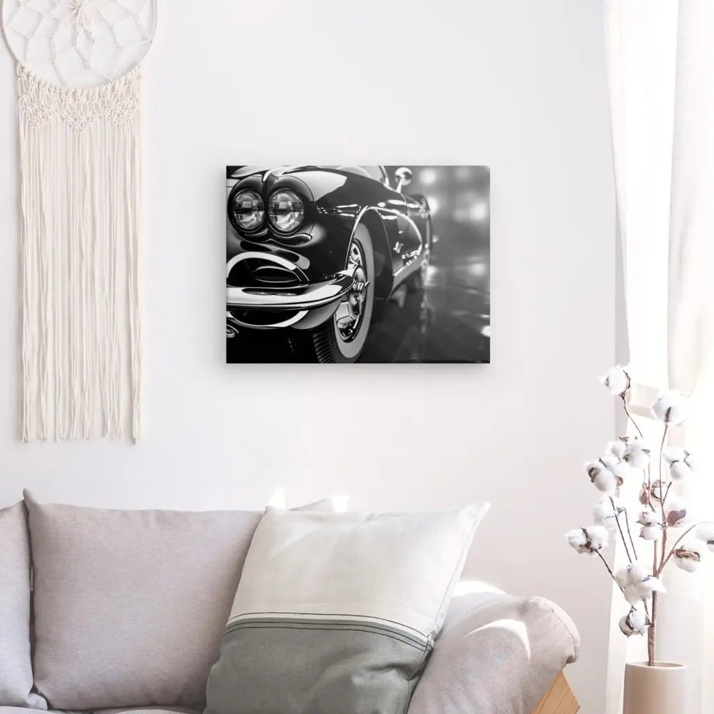 Tableau noir et blanc de voiture vintage sur mur décoratif.