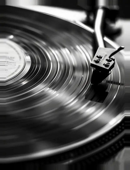 Platine vinyle noir et blanc avec disque tournant.