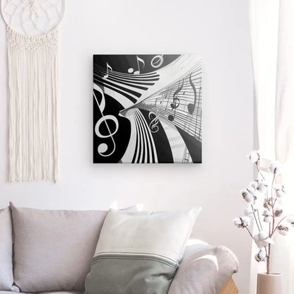 Le Tableau Notes Musique Noir et Blanc orne un mur blanc au-dessus d'un canapé beige avec un coussin blanc et beige, complété par une suspension murale en macramé et une branche de coton, créant ainsi une ambiance de décoration sophistiquée.