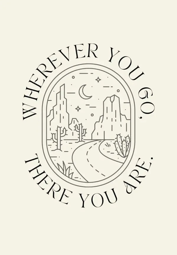 Une route sinueuse à travers un paysage désertique avec des cactus, des étoiles et un croissant de lune, accompagnée du texte : "WHEREVER YOU GO, THERE YOU ARE". Le Tableau "Où que vous alliez, vous êtes" Beige Noir sert à la fois de citation inspirante et d'élément de décoration minimaliste.