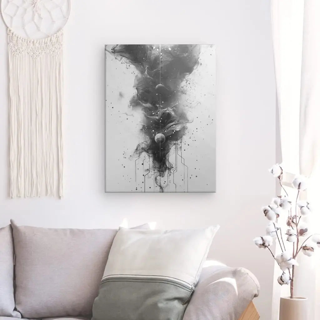 Un Tableau Abstrait Monochrome Science Fiction est suspendu au-dessus d'un canapé de couleur claire avec des coussins blancs. Le décor comprend une pièce suspendue en macramé à gauche et des fleurs blanches dans un vase à droite, créant une superbe présentation de décoration contemporaine.