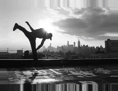 Silhouette d'une personne dansant sur un toit, avec un horizon de la ville et un ciel nuageux en arrière-plan. La silhouette est rétroéclairée par le soleil, créant des effets de lumière spectaculaires, évoquant une impression de « Tableau Breakdance Street Workout Noir et Blanc » sur fond monochrome.