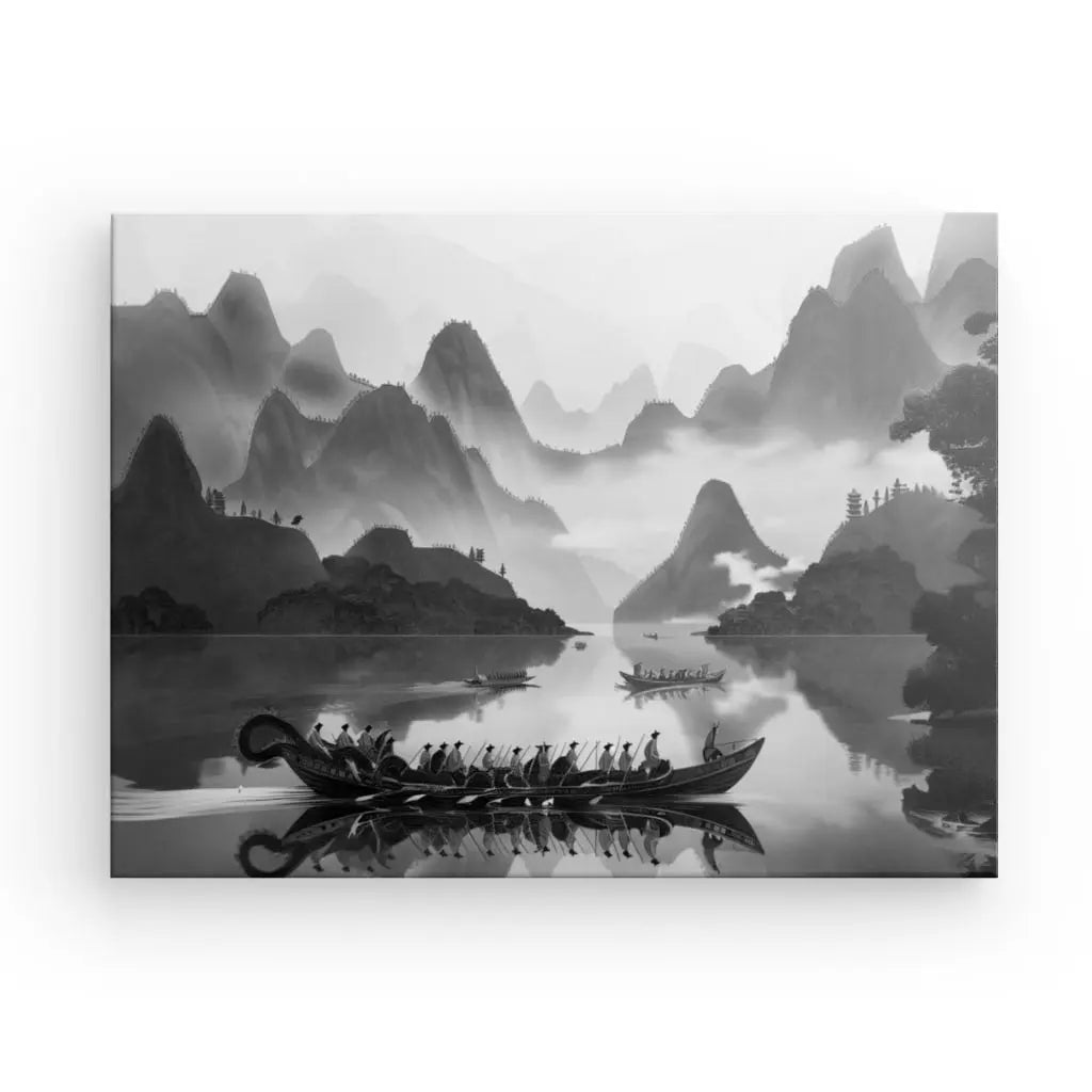 Une image monochrome de la collection Tableau Guerriers Japonais Bâteaux Montagne Dessin Monochrome représente des bateaux sur un lac calme entouré de montagnes brumeuses. Un bateau au premier plan, évoquant les guerriers japonais, sur lequel de nombreux rameurs créent une scène qui fait écho à l'élégance de l'art asiatique.