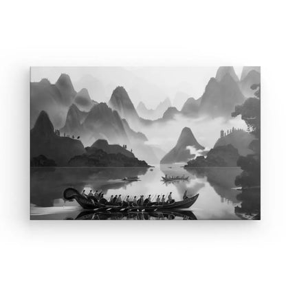 Tableau Guerriers Japonais Bâteaux Montagne Dessin Monochrome capture un moment serein mais majestueux sur un lac immobile, où deux bateaux-dragons avec rameurs naviguent au milieu de montagnes et d'arbres déchiquetés couverts de brume. L'image en noir et blanc dégage un charme d'art asiatique."
