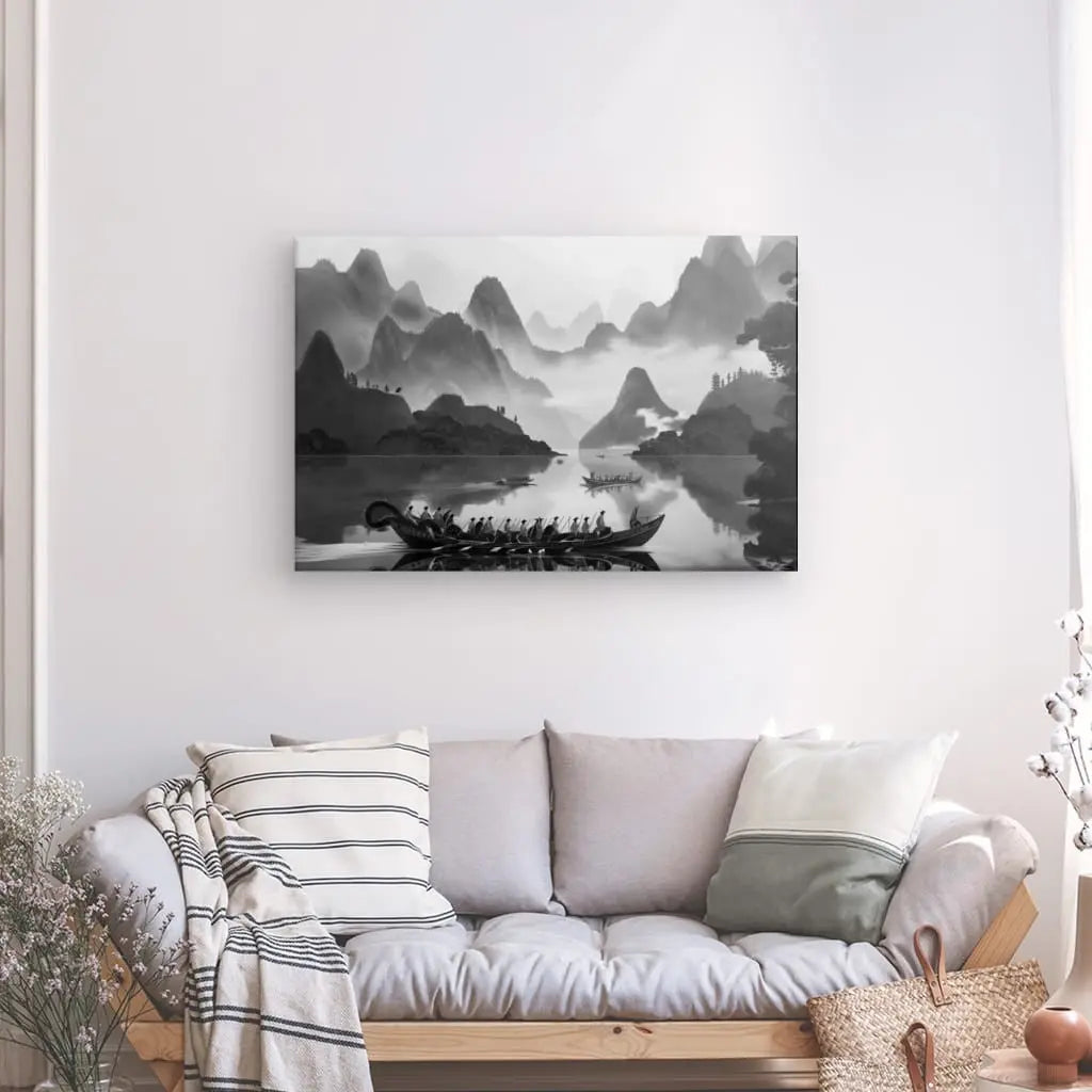 Un salon avec un canapé gris orné de coussins rayés et unis. Au mur, il y a le Tableau Guerriers Japonais Bâteaux Montagne Dessin Monochrome, représentant un paysage serein avec des montagnes et un bateau sur une rivière, ajoutant un élément d'art asiatique au décor sophistiqué.