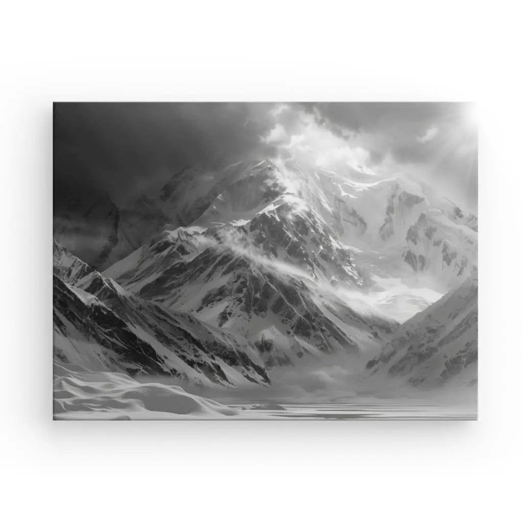 Montagne enneigée en hiver, paysage noir et blanc dramatique.