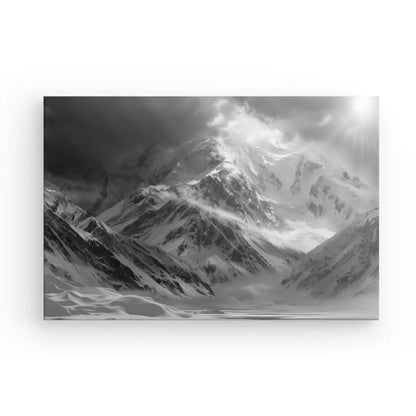 Tableau noir et blanc de montagnes enneigées en hiver.