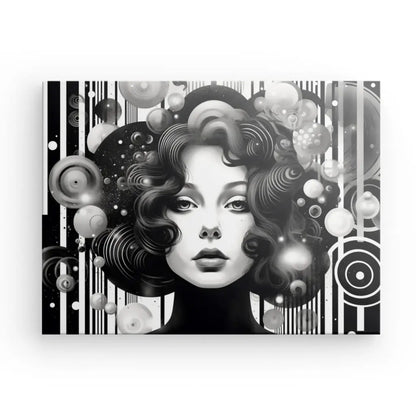 Le *Tableau Moderne Style Pop Art Femme Noir et Blanc* présente un portrait abstrait monochromatique d'une femme aux cheveux bouclés et à l'expression sereine, entouré de formes géométriques et de motifs circulaires, ce qui en fait une pièce idéale pour une décoration contemporaine.