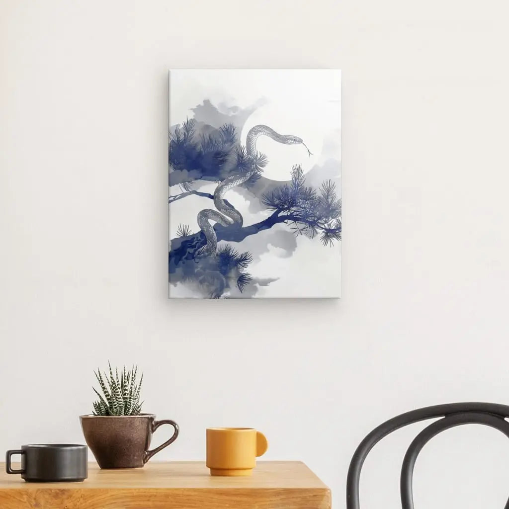 Tableau serpent monochrome bleu et blanc sur fond neutre.