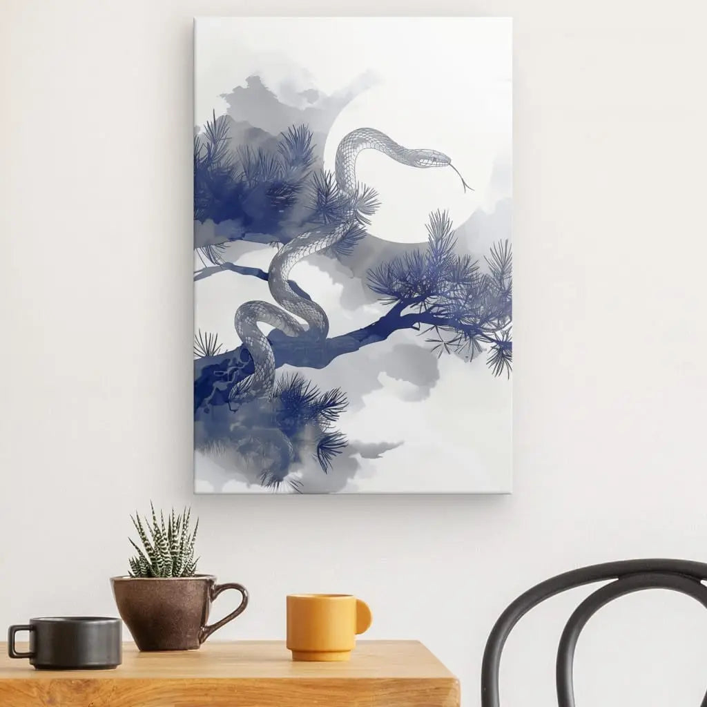 Tableau japonais monochrome serpent bleu et blanc sur mur blanc.