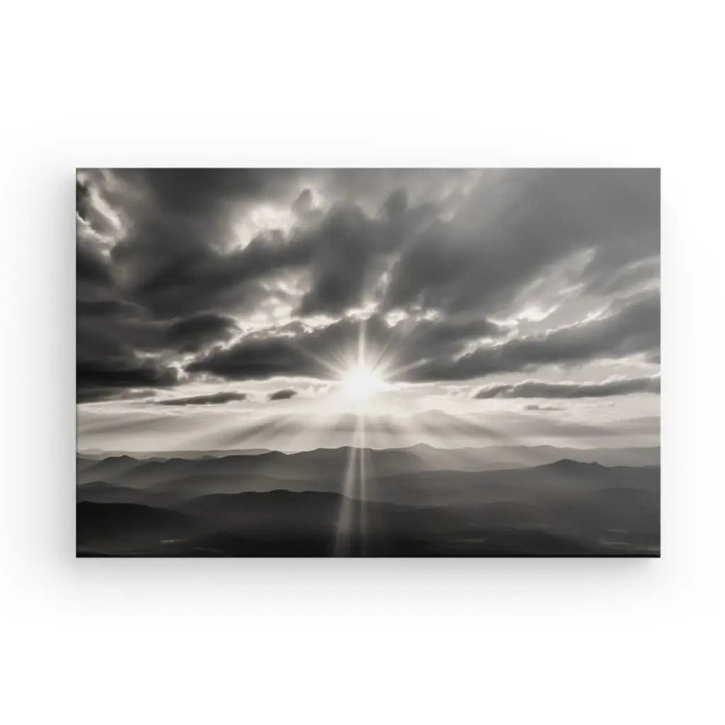 Tableau noir et blanc de collines sous un ciel ensoleillé.