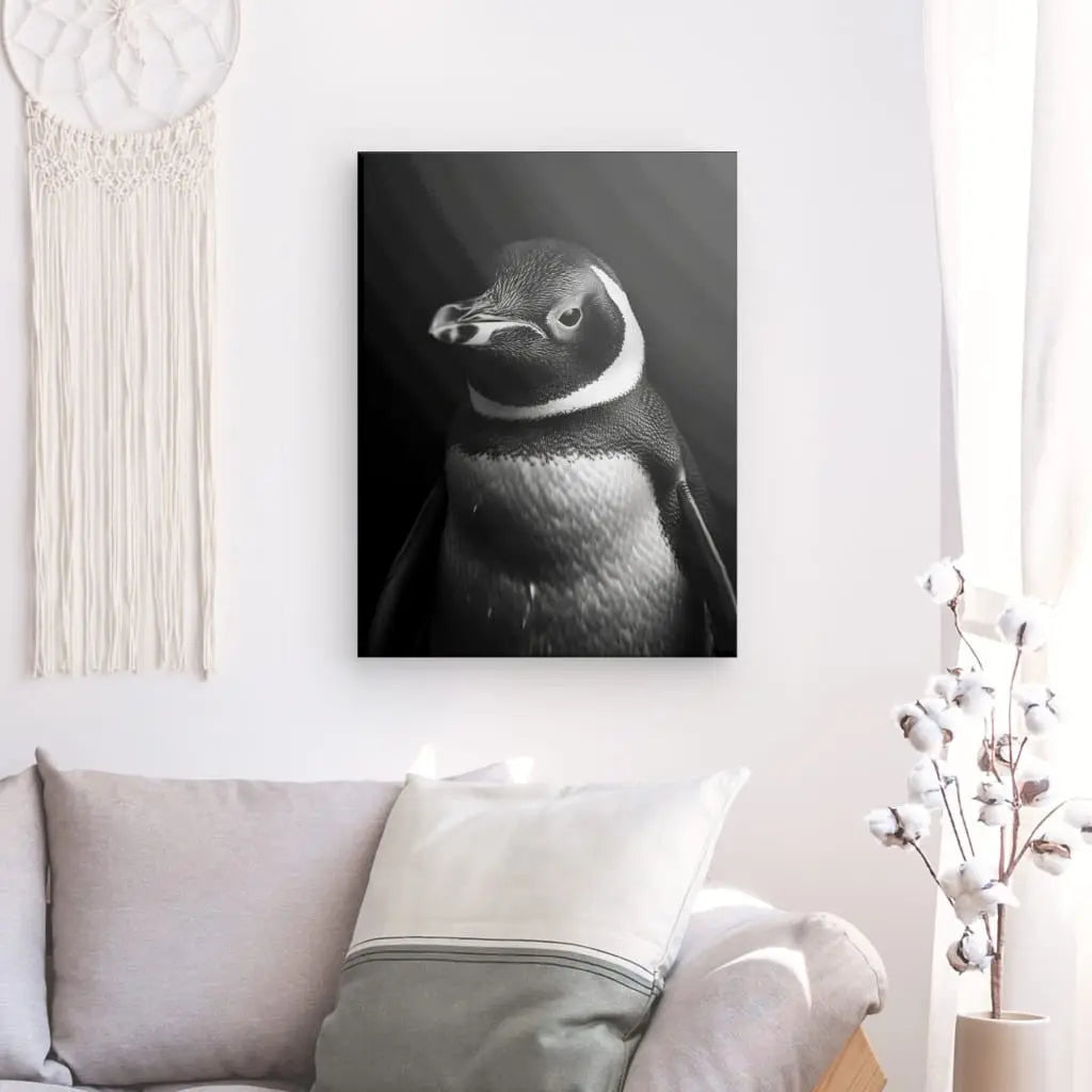 Tableau noir et blanc d'un pingouin en gros plan.