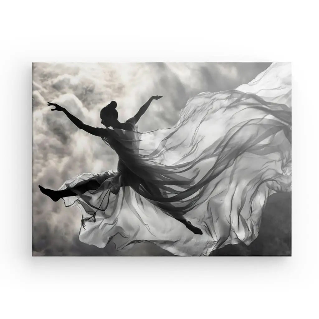 Superbe œuvre d'art contemporain, le "Tableau Chorégraphie Aérienne Femme Drapée Monochrome" capture une photo en noir et blanc d'une danseuse sautant gracieusement dans les airs avec une robe fluide, parfaite pour la décoration intérieure. Cette œuvre d’art monochrome présente un arrière-plan dramatique et nuageux qui rehausse son élégance saisissante.