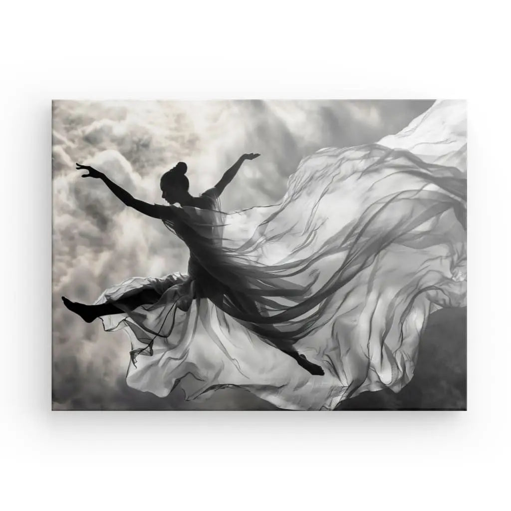 Le Tableau Chorégraphie Aérienne Femme Drapée Monochrome présente une image en noir et blanc d'une danseuse en plein saut avec une élégante robe fluide qui crée un effet dramatique sur un arrière-plan flou, parfait pour ajouter une touche d'art contemporain à votre décoration intérieure. Cette superbe pièce capture le mouvement et la grâce de manière intemporelle.