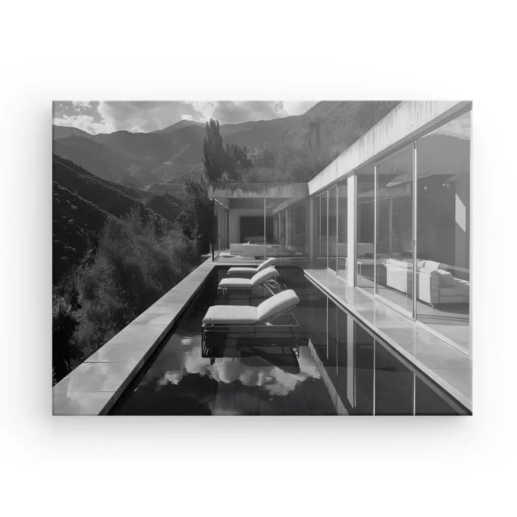 Image en noir et blanc d’une maison moderne avec une longue piscine dotée de plusieurs chaises longues au bord de la piscine, surplombant un paysage montagneux. Le Tableau Villa Architecture Moderne Noir et Blanc capture parfaitement l'essence des lignes épurées et du minimalisme élégant.