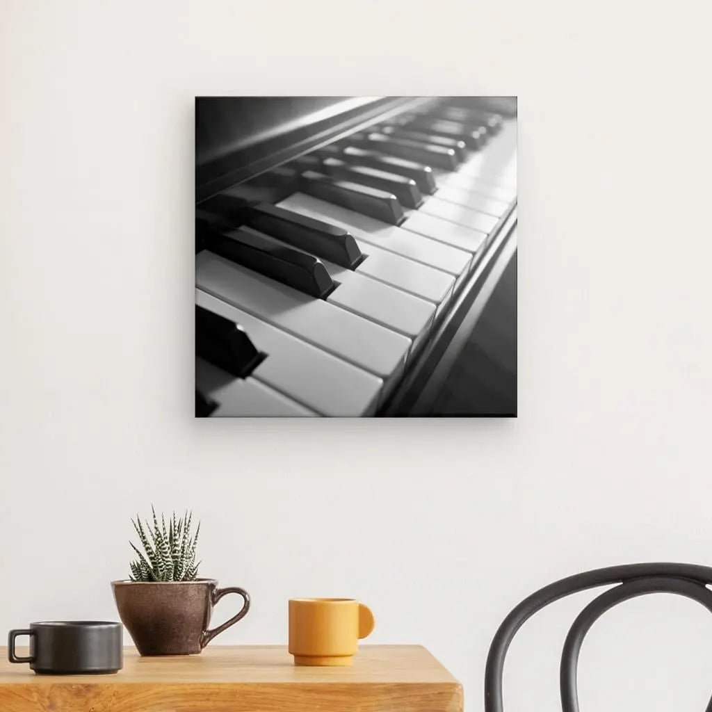 Tableau noir et blanc d'un piano élégant sur un mur.